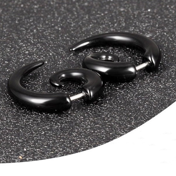 Any 2/$20! Black Swirl Faux Gauge Earrings - Picture 3 of 10
